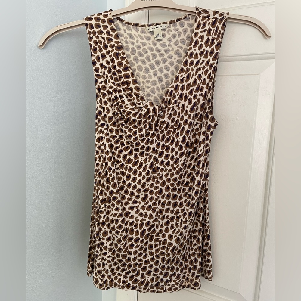 Sleeveless Banana Republic deep-v leopard print top
